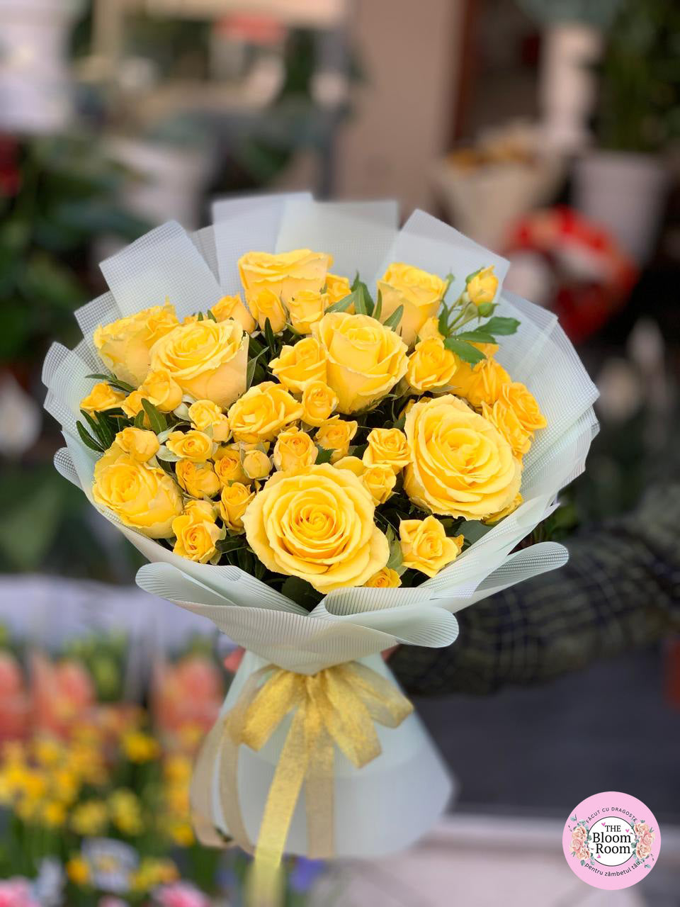 Смешанный букет из крупных и мелких кустовых желтых роз